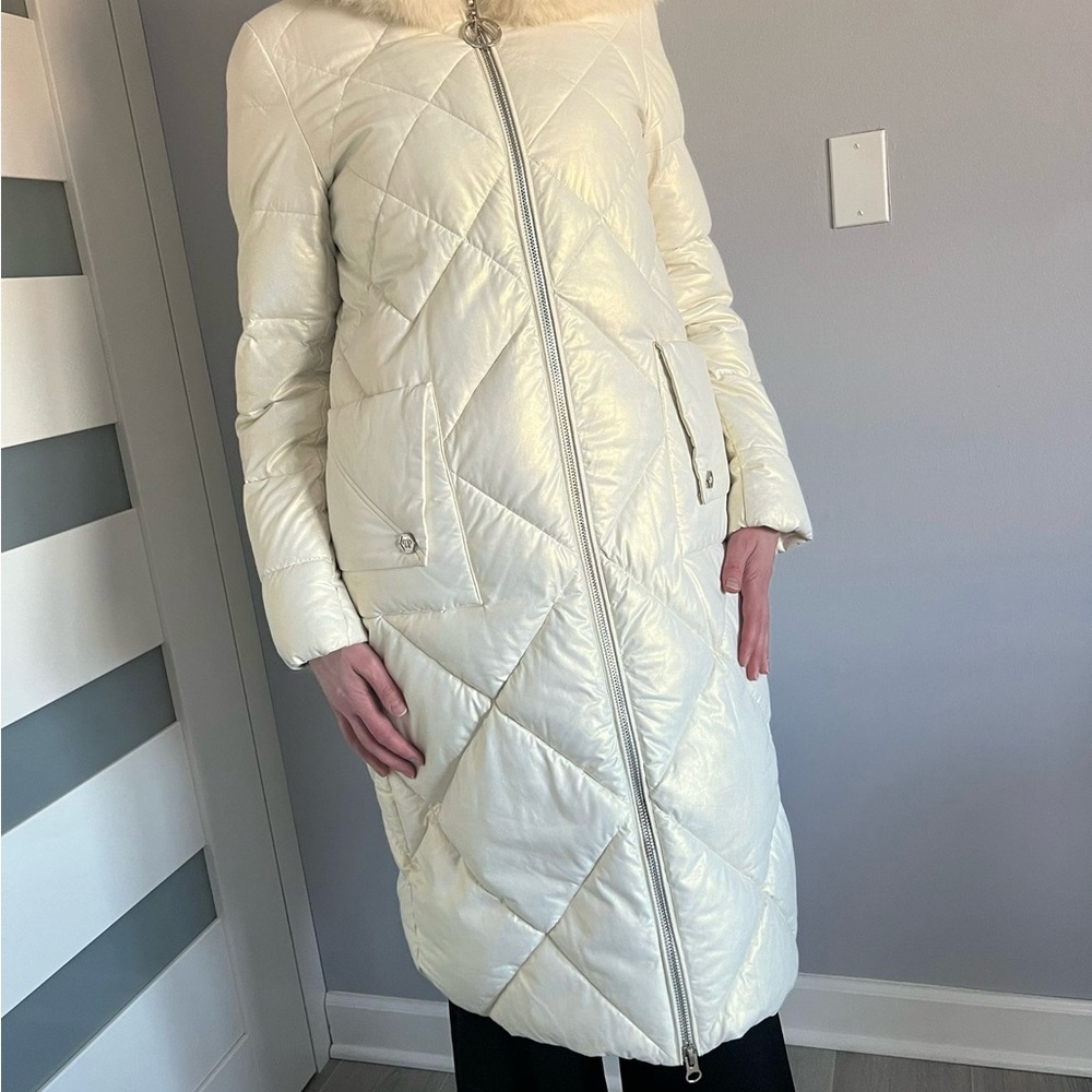 White coat with natural fur
Size L (fits more of M-L)